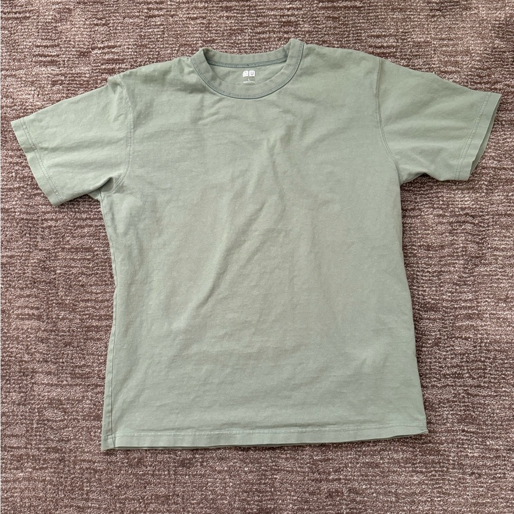 Men’s Large Uniqlo green t-shirt.
